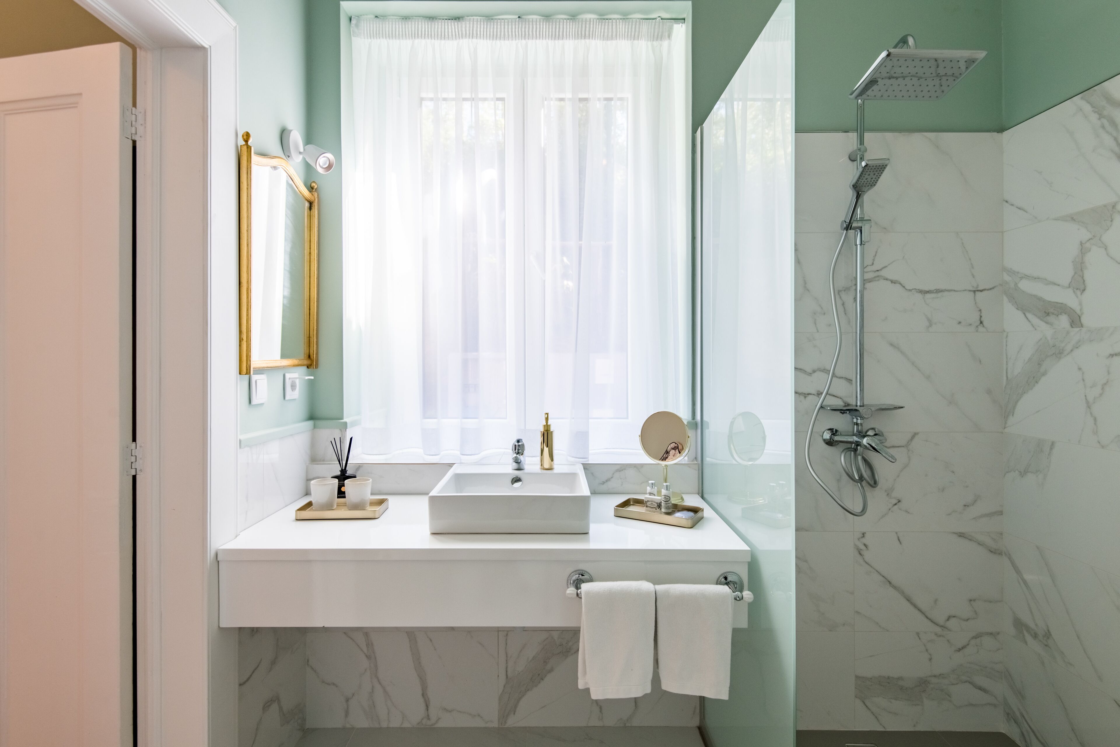 junior room | bathroom | free toiletries, hair dryer, bathrobes, slippers