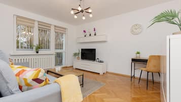 Studio, Balcony | Bed sheets