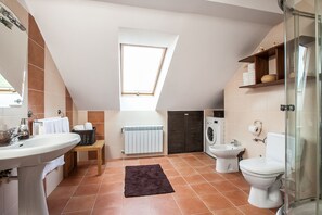 Kelengkapan dandanan diri percuma, pengering rambut, tuala disediakan 