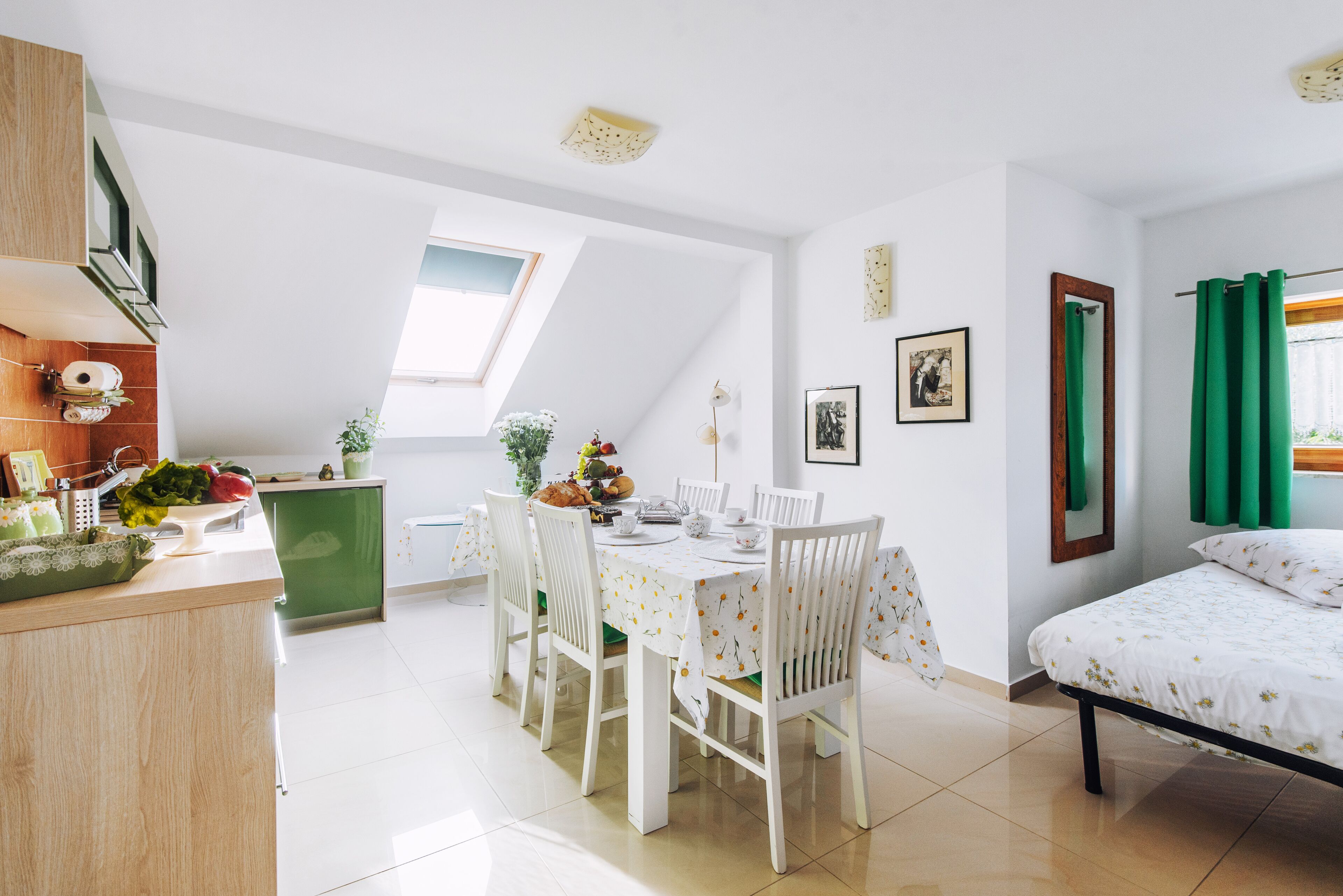 Full-sized fridge, microwave, oven, stovetop