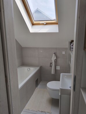 Estudio | Baño | Tina y toallas 