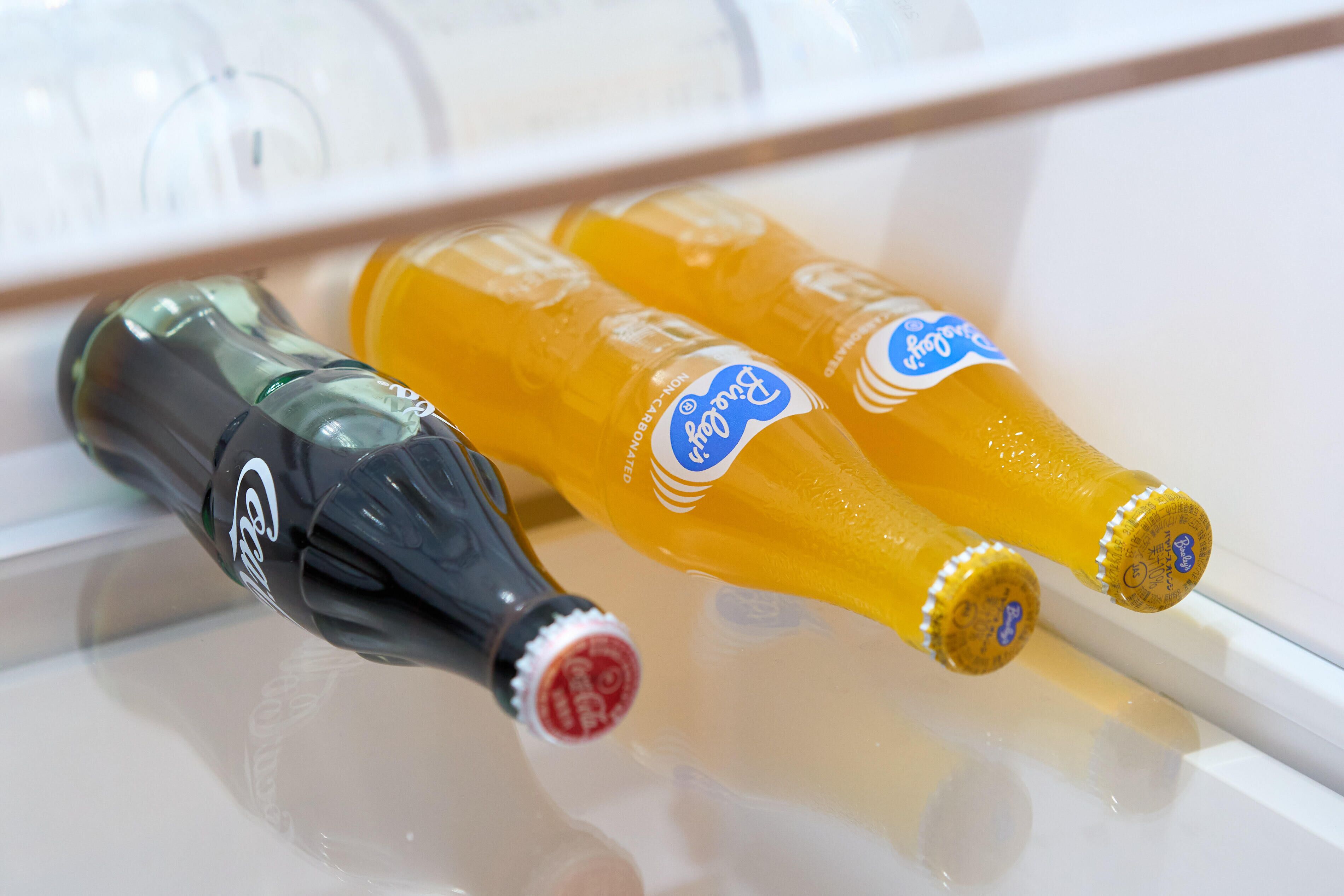Deux bouteilles de bière sur une surface blanche.