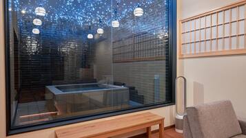 House | Bathroom | Combined shower/tub, free toiletries, hair dryer, slippers