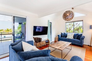 TV, books, stereo - This home is amazing! (Yeppoon)