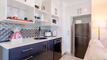 Jääkaappi, mikroaaltouuni, uuni, liesi