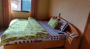 Deluxe Room | 1 bedroom, down comforters, laptop workspace