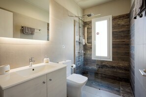 Haartrockner, Handtücher, Seife, Toilettenpapier