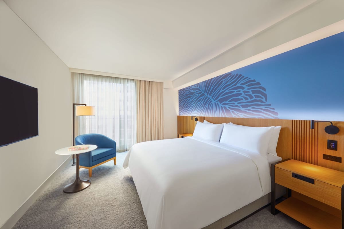 Ropa de cama de alta calidad y caja de seguridad en la habitación