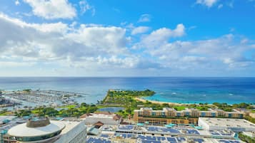 Premium bedding, in-room safe, desk, laptop workspace