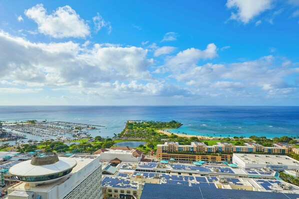 Premium bedding, in-room safe, desk, laptop workspace