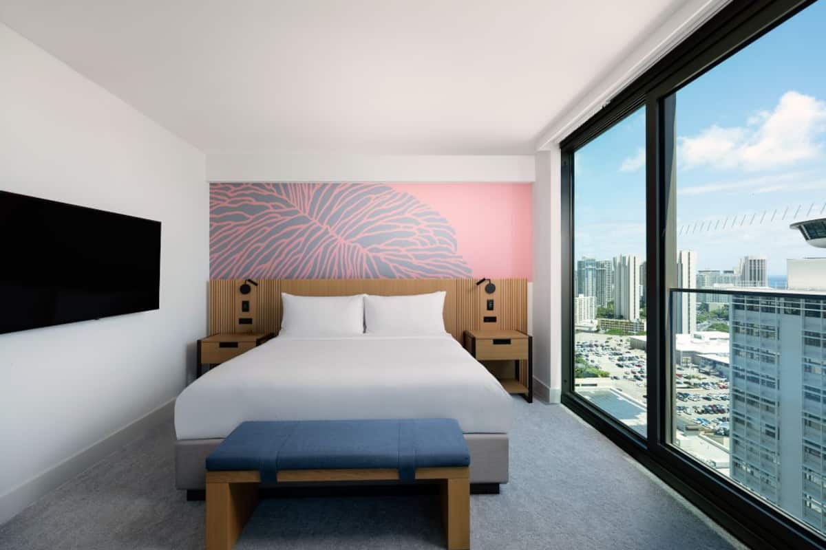 Premium bedding, in-room safe, desk, laptop workspace