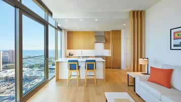 Mini-Kühlschrank, Espressomaschine, Wasserkocher mit Kaffee-/Teezubehör