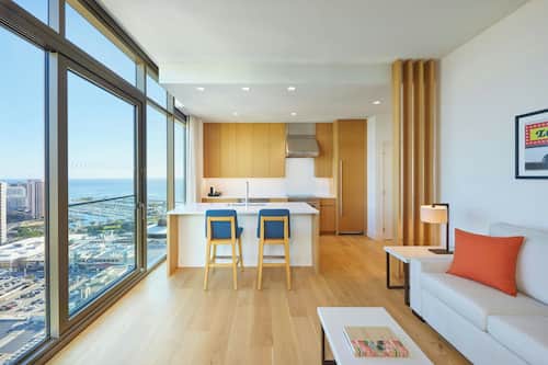 Suite panorámica, 1 habitación (View) | Cocina privada | Frigorífico pequeño, máquina de café espresso y cafetera o tetera