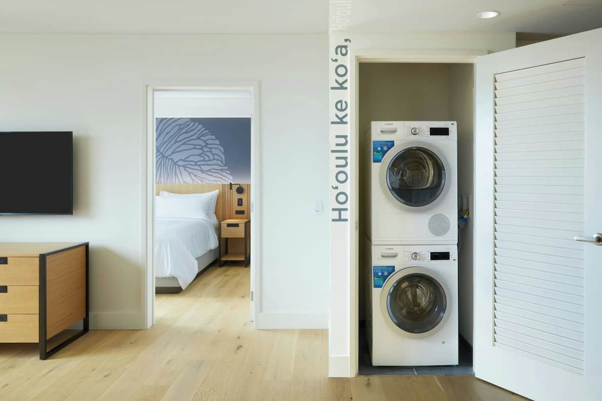 Premium bedding, in-room safe, desk, laptop workspace