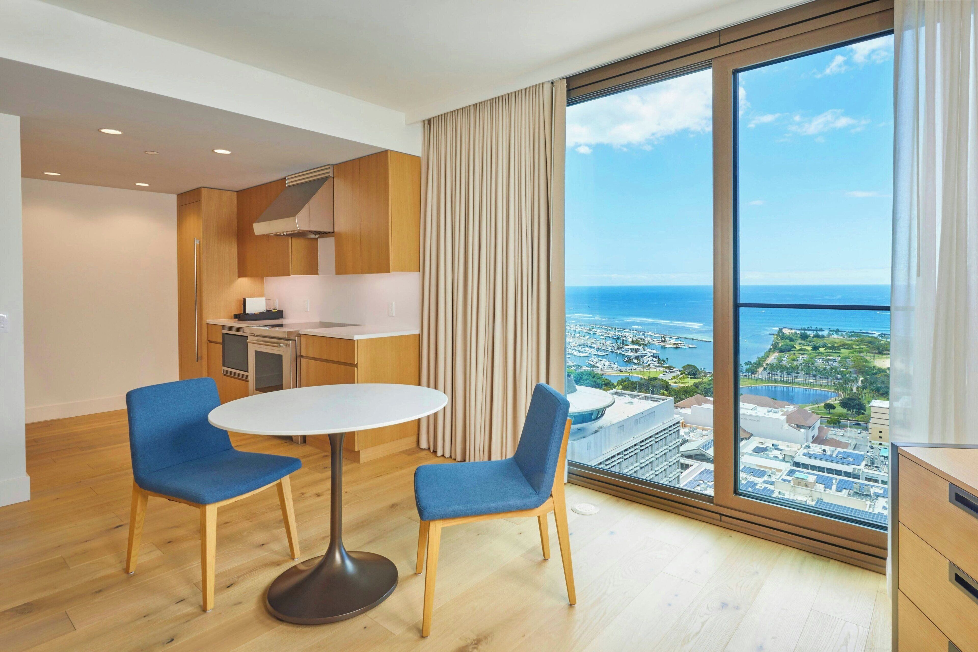 55-英寸液晶电视（配备有线频道）、Netflix、iPod 基座