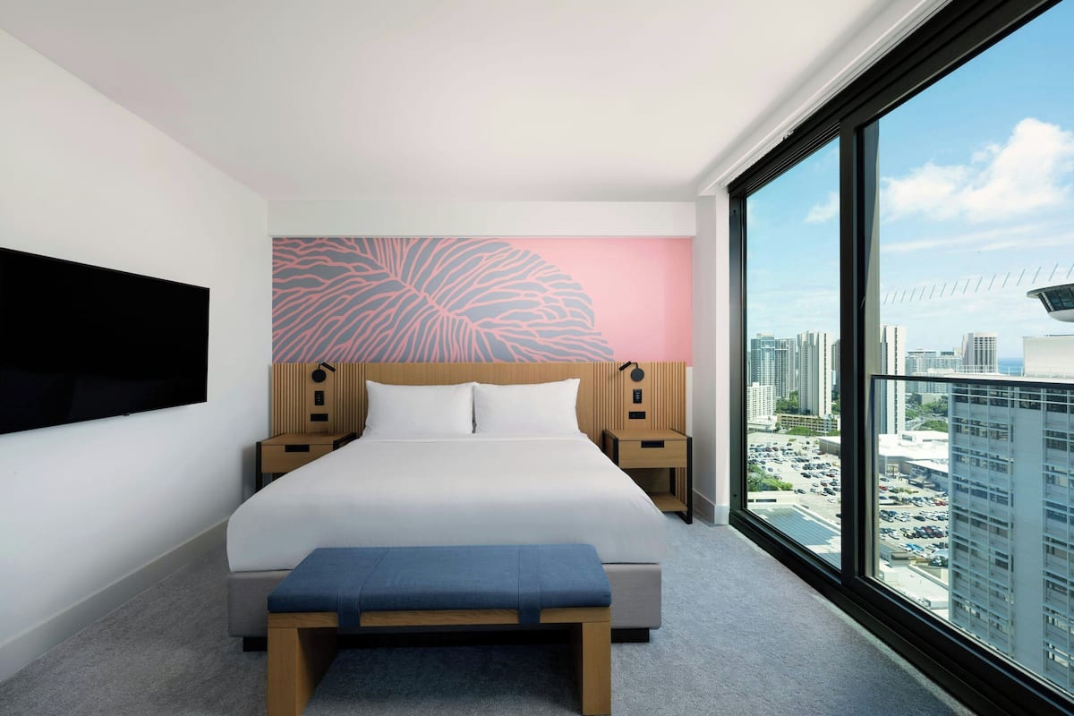 Ropa de cama de alta calidad y caja de seguridad en la habitación