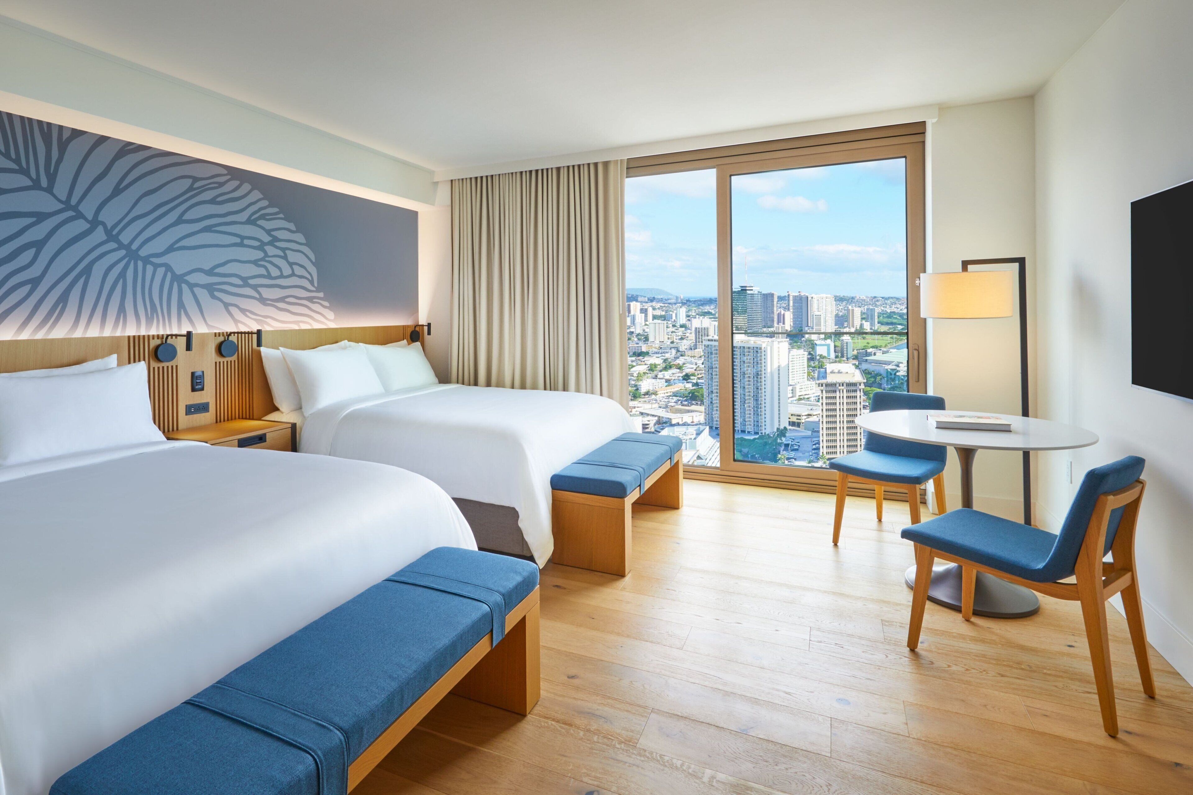 Roupas de cama premium, cofres nos quartos, escrivaninha