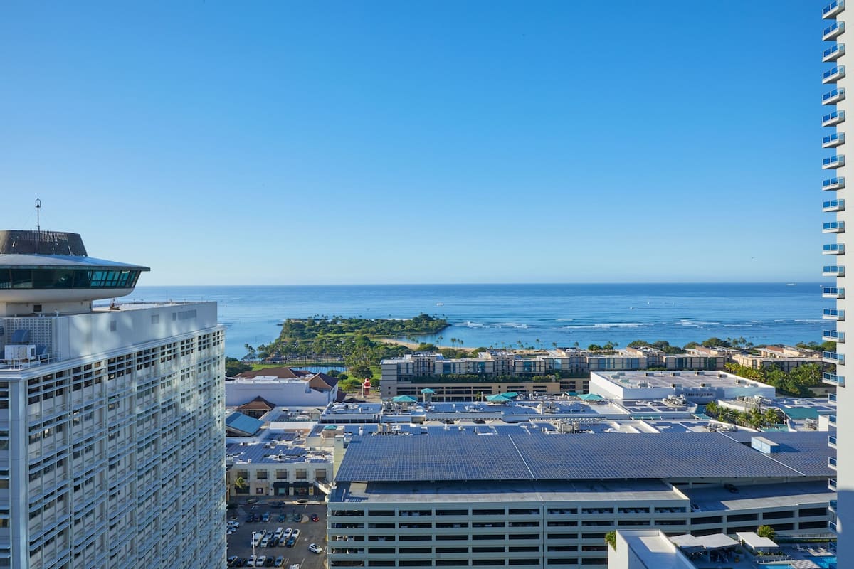 Premium bedding, in-room safe, desk, laptop workspace