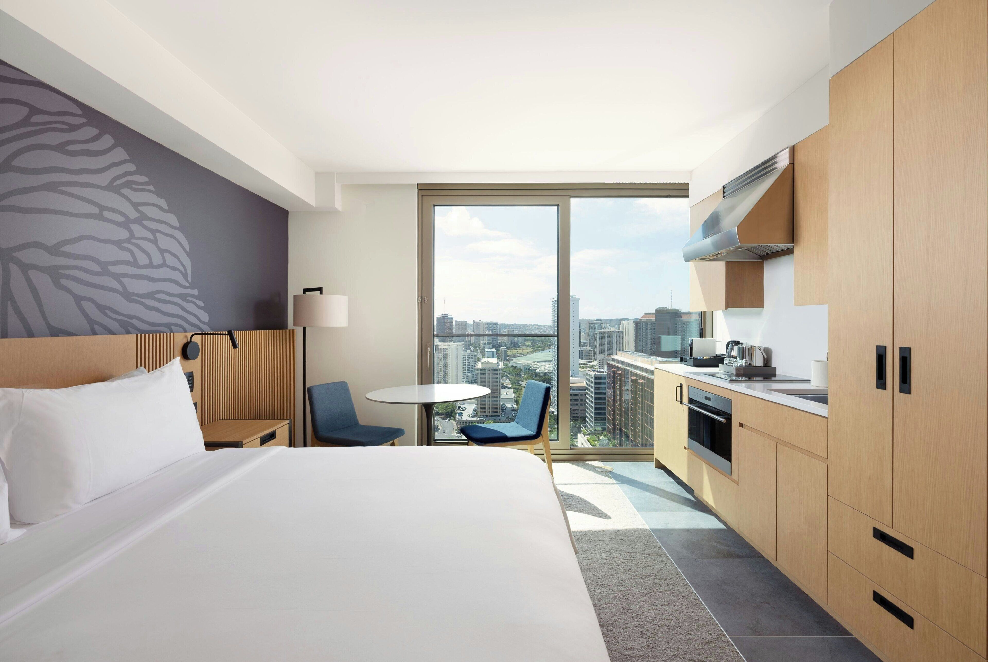 客房, 1 张特大床, 部分海洋景观 | 高档床上用品、客房内保险箱、办公桌、笔记本电脑工作区