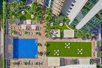 BBQ/picnic area at Renaissance Honolulu Hotel & Spa
