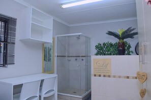 Dusche, Handtücher, Toilettenpapier