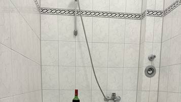 Haartrockner, Handtücher, Seife, Shampoo