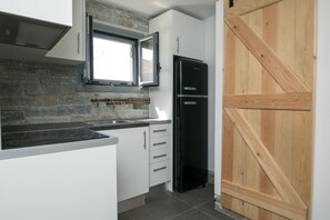 Fridge, oven, stovetop, cookware/dishes/utensils - Stone & Cozy Studio ιdeal for relaxed holidays, 100m from the beach! (Niboreio)