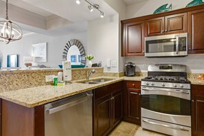 Frigorífic, microones, forn i placa de cuina 