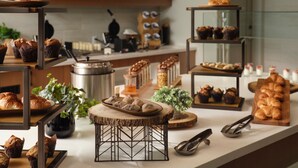 Uma bancada de cozinha com diversos produtos de panificação expostos em prateleiras e um suporte de madeira.