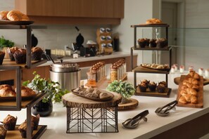 Café da manhã com buffet grátis todos os dias