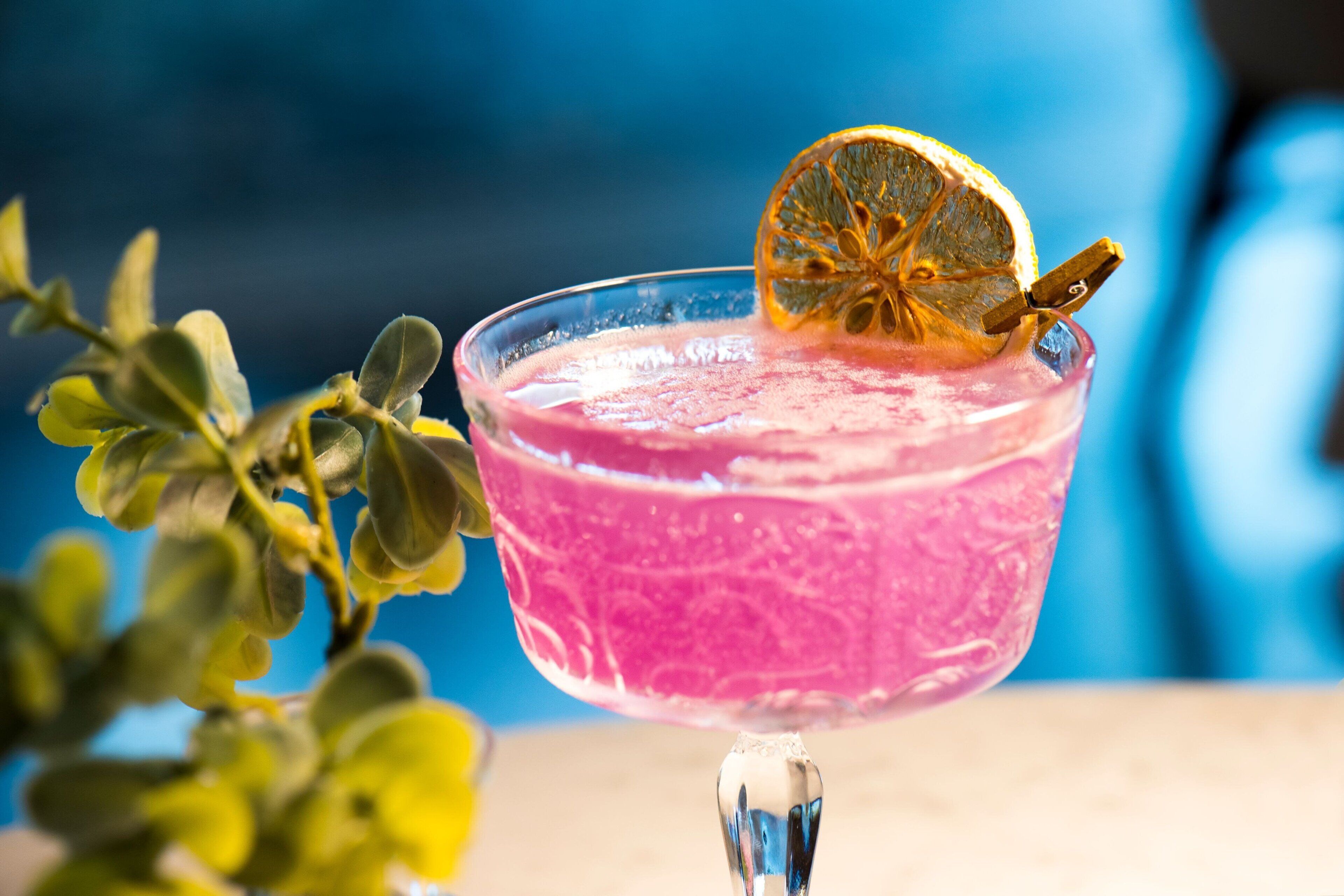 Un cocktail in un bicchiere, guarnito con una fetta di limone.