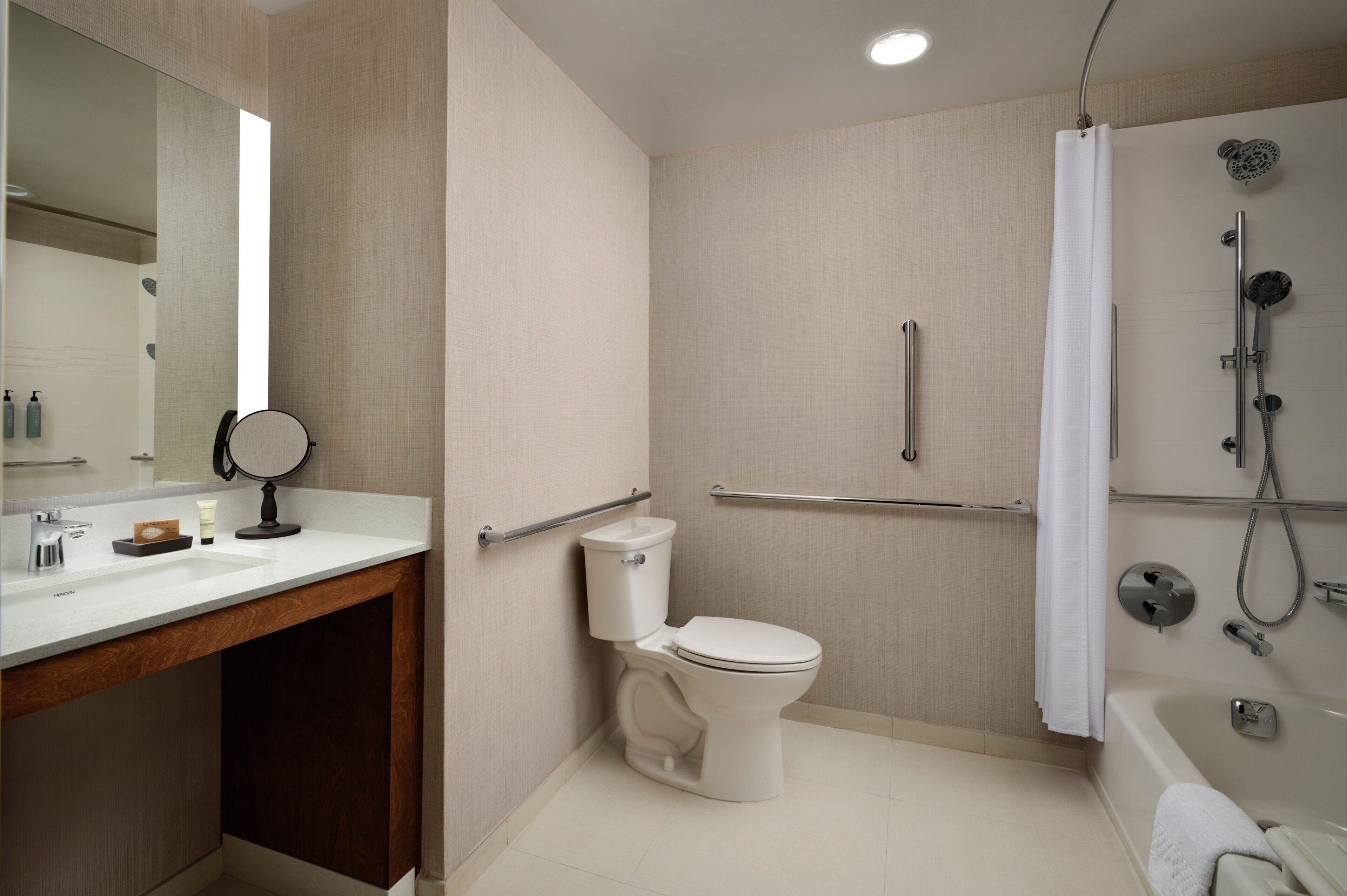 Une salle de bain moderne équipée de toilettes, d’un lavabo et d’une douche.