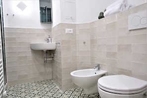 Shower, hair dryer, bidet, towels - Wine Apartments Florence Ribolla (Firenze)
