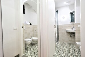 Shower, hair dryer, bidet, towels - Wine Apartments Florence Ribolla (Firenze)