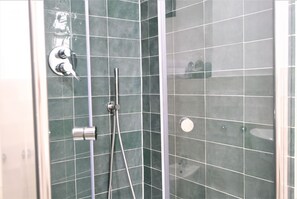 Shower, hair dryer, bidet, towels - Wine Apartments Florence Ribolla (Firenze)