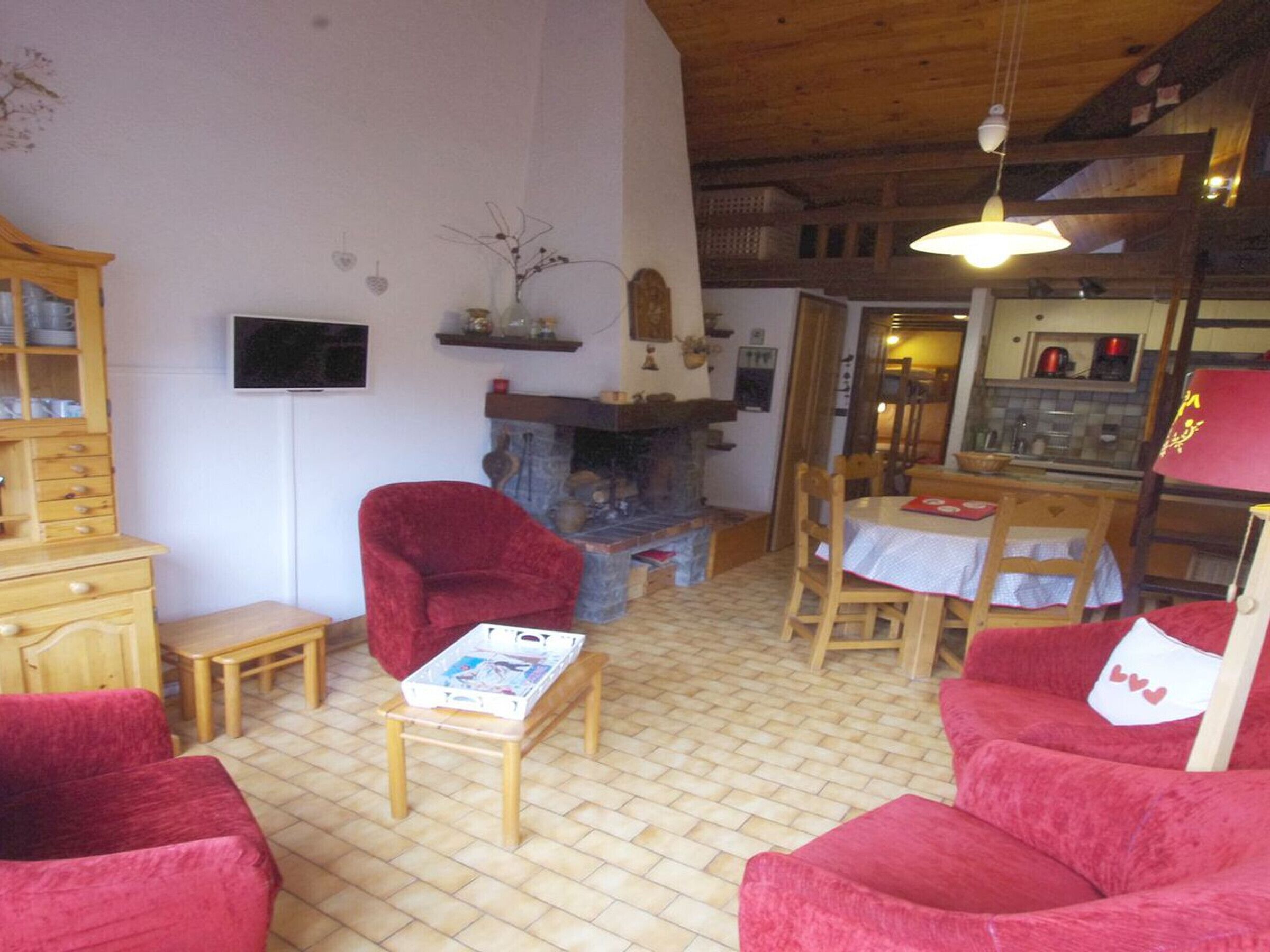 TV, caminetto