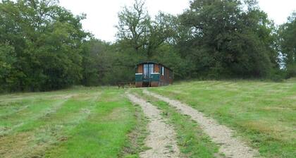 Charming 28m² Gypsy Caravan in Val de Loire, Sleeps 4, Near Castles & Bike Trails