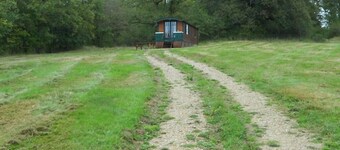 Charming 28m² Gypsy Caravan in Val de Loire, Sleeps 4, Near Castles & Bike Trails
