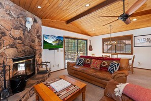 TV, lareira, aparelho de som