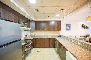 Design Apartment | Private kitchen | Fridge, microwave, oven, stovetop
