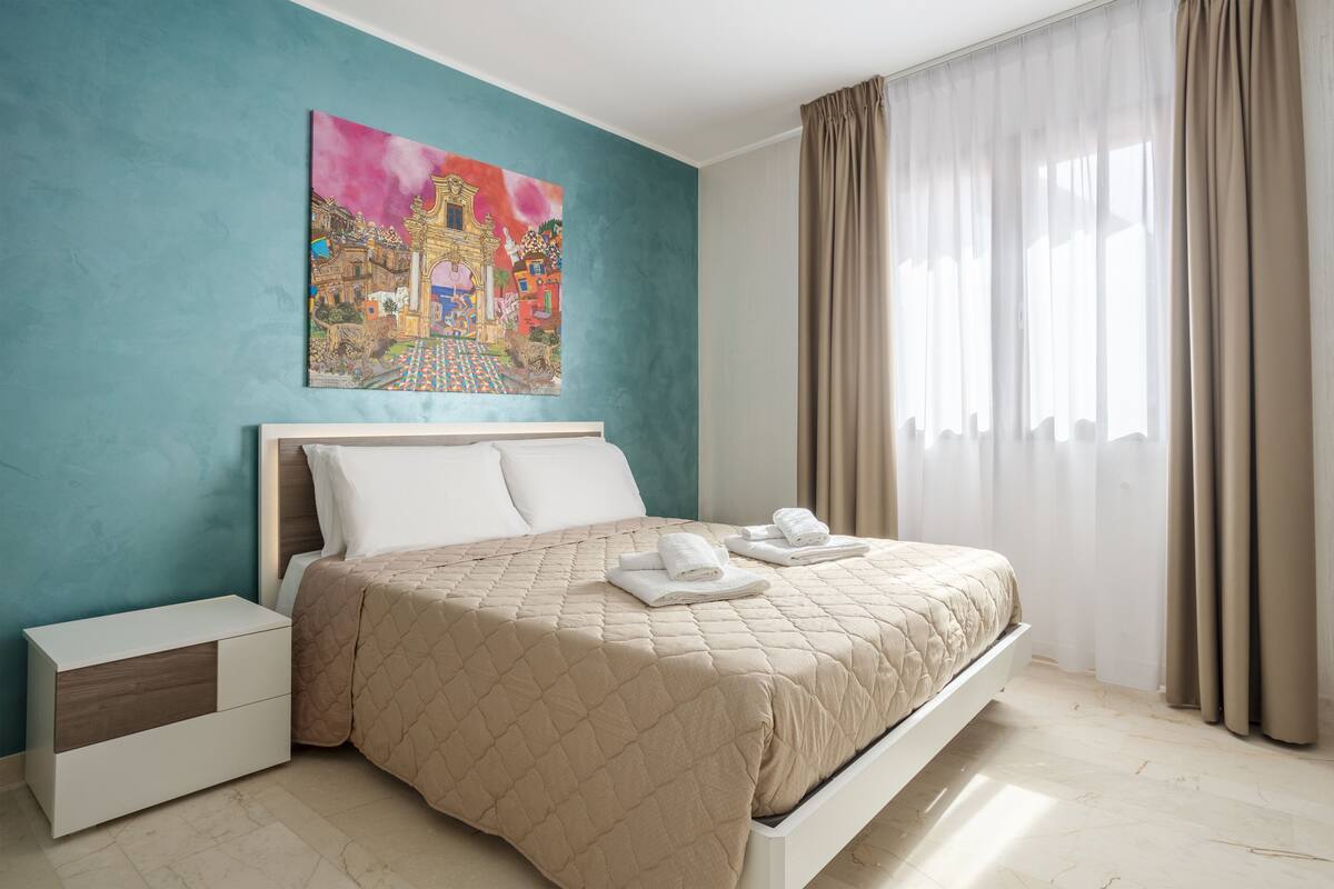 Premium bedding, in-room safe, soundproofing, free WiFi