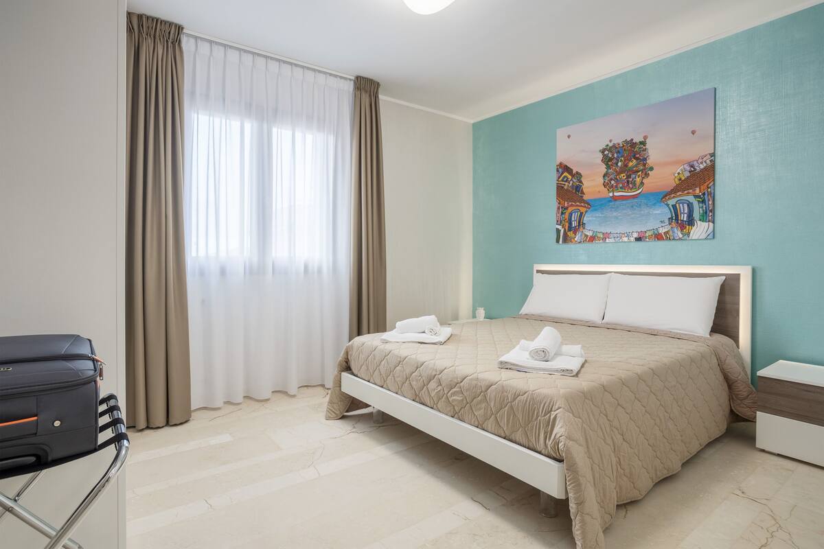 Premium bedding, in-room safe, soundproofing, free WiFi
