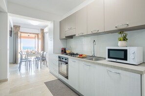 VERGA | Cocina privada | Frigorífico grande, microondas, horno y placa de cocina