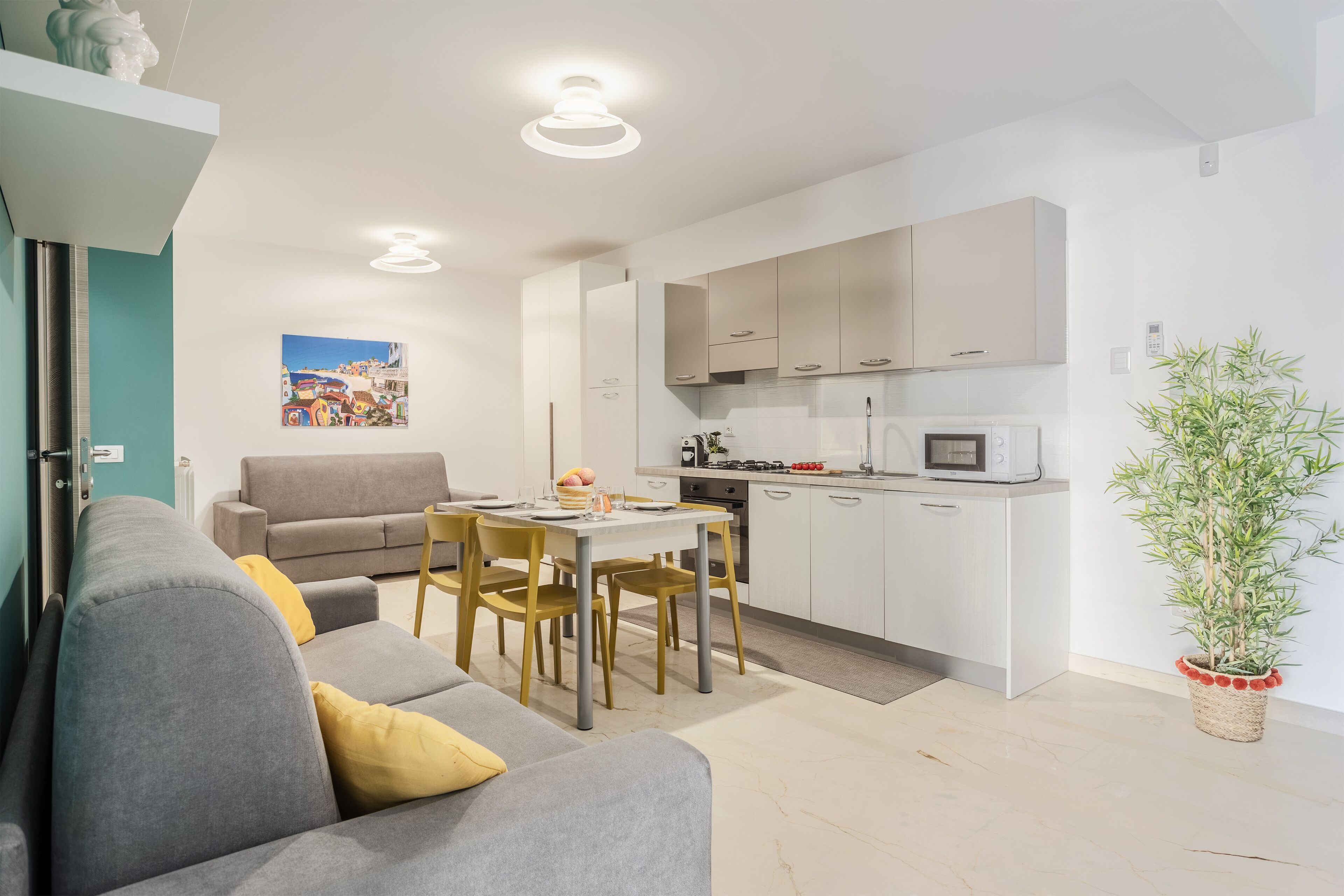 Un apartamento moderno con sala de estar, comedor y cocina.