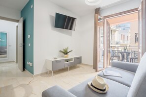 LA FORGITELLA | Living area | 55-inch flat-screen TV with satellite channels, smart speakers - Azzurra Apartments (Balestrate)