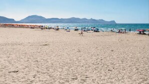 A beach with people, umbrellas, and a clear sky. - Azzurra Apartments (Balestrate)