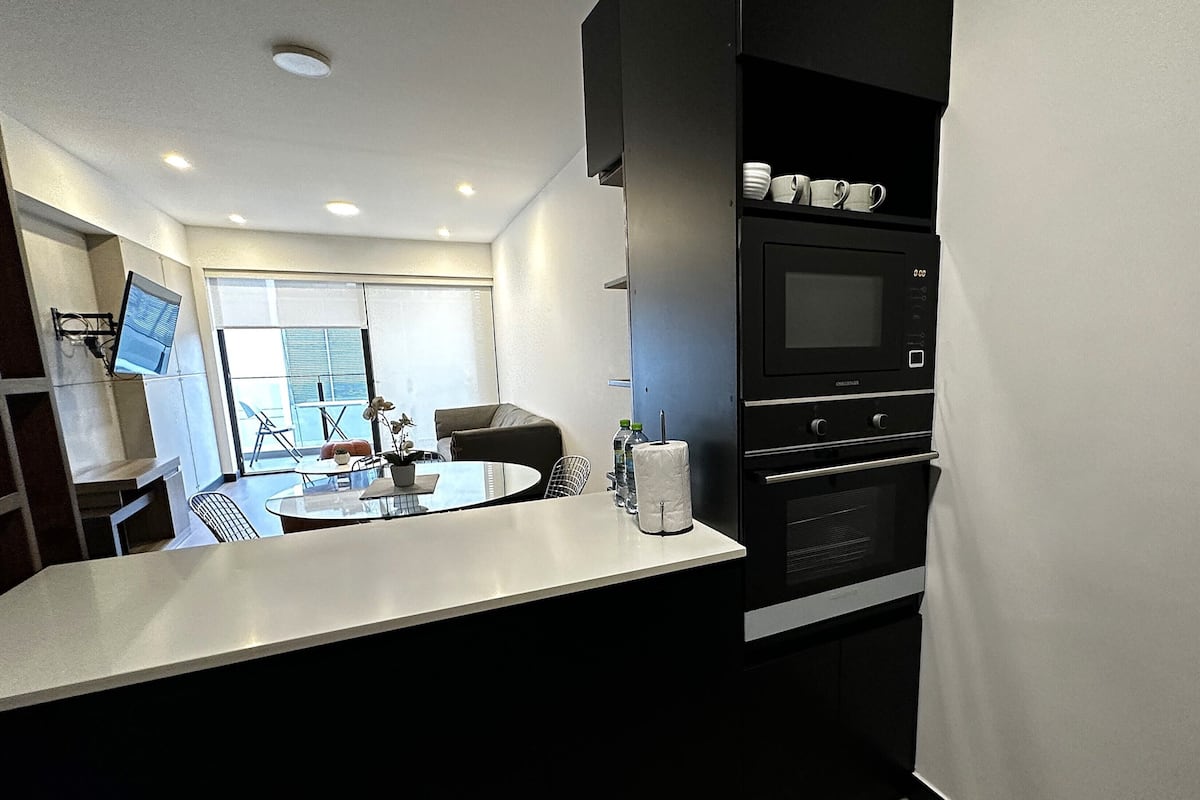 Full-sized fridge, microwave, oven, stovetop