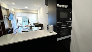 Refrigerador con freezer, microondas, horno, placa de cocina