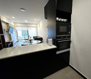 Full-sized fridge, microwave, oven, stovetop