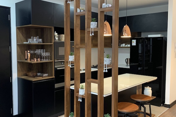 Full-sized fridge, microwave, oven, stovetop